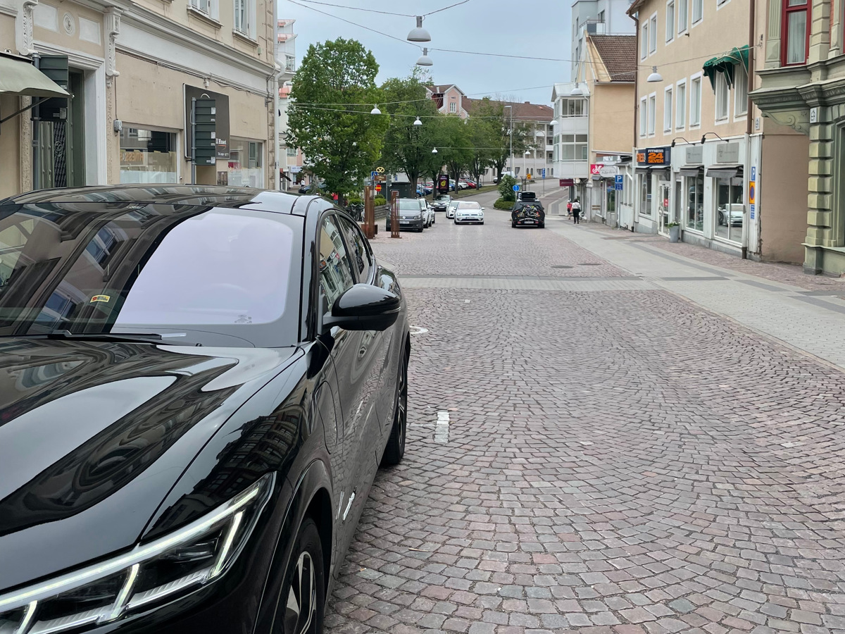 Bil parkerad i Oskarshamn centrum